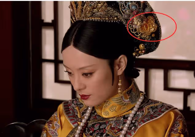 甄嬛最終原諒了四郎嗎？你看她被封為太后當天，頭上戴了啥？