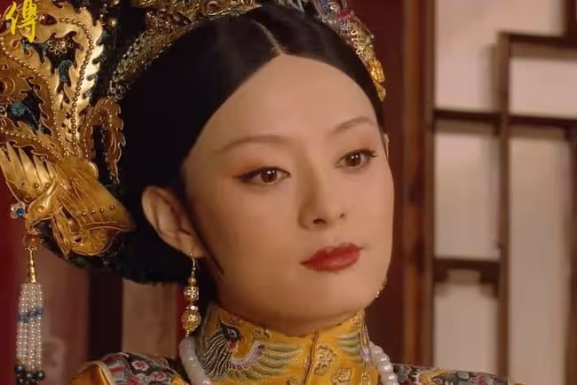 甄嬛最終原諒了四郎嗎？你看她被封為太后當天，頭上戴了啥？
