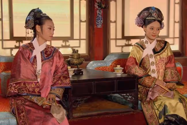 甄嬛最終原諒了四郎嗎？你看她被封為太后當天，頭上戴了啥？