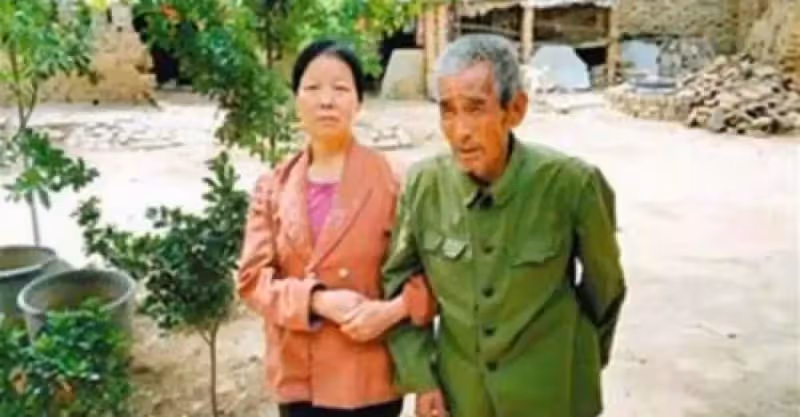 兒子外出打工，19年不與父母聯系，沒成想他一直「躺」在自家院子
