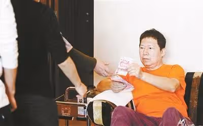 和67歲美國女星生活13年，獲百億遺產的李春平，晚年卻很悽慘！