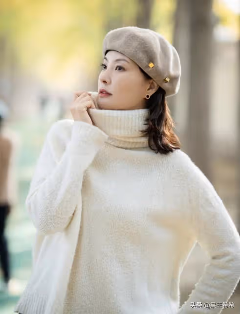 央視主持人劉芳菲：事業發展走下坡路，45歲至今單身