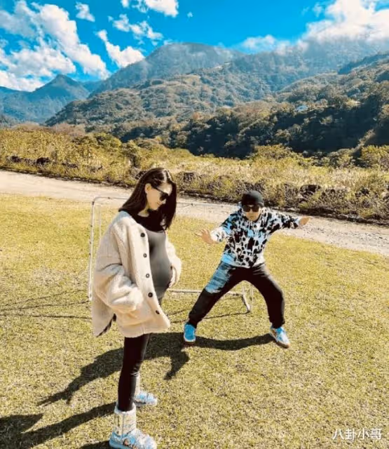 周杰倫曬出昆凌孕照，官宣妻子懷三胎，疑似小S的預言得到印證
