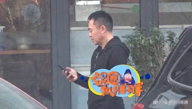 仍未回應!54歲侯勇酒駕後首露面,咖啡店門口抽菸心情未受影響