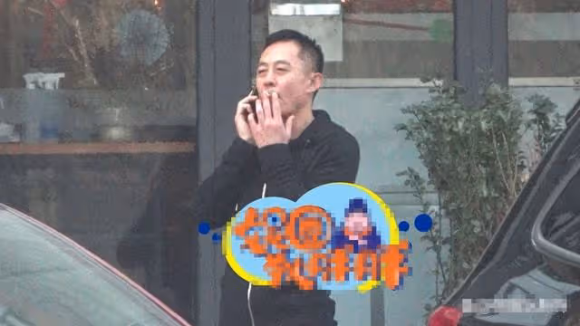 仍未回應!54歲侯勇酒駕後首露面,咖啡店門口抽菸心情未受影響
