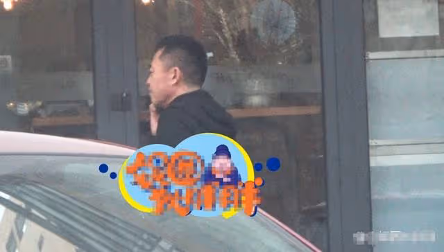 仍未回應!54歲侯勇酒駕後首露面,咖啡店門口抽菸心情未受影響