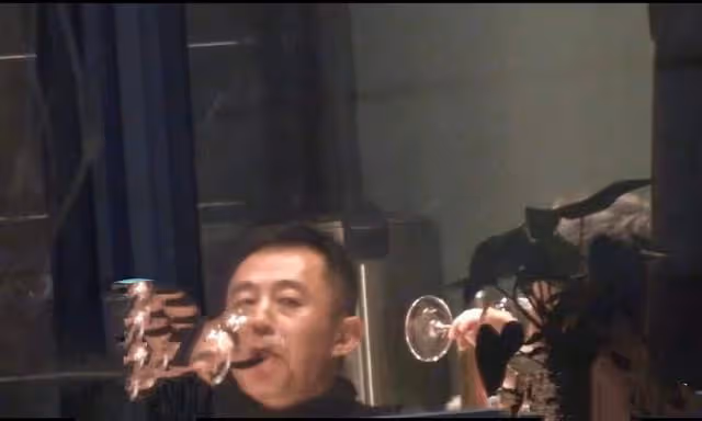 仍未回應!54歲侯勇酒駕後首露面,咖啡店門口抽菸心情未受影響