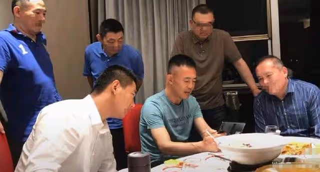 仍未回應!54歲侯勇酒駕後首露面,咖啡店門口抽菸心情未受影響