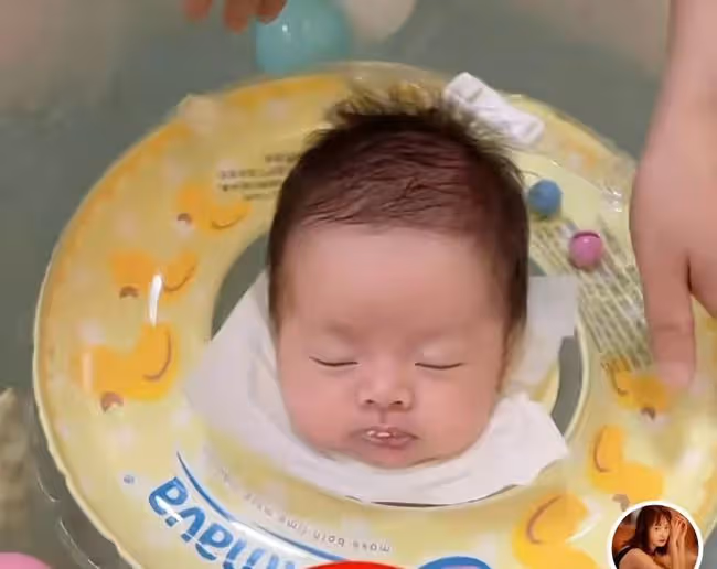 女星孫銥帶兒子游泳引爭議!寶寶未滿月戴脖圈,被指危險影響發育