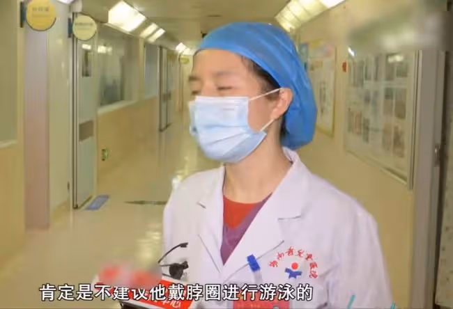 女星孫銥帶兒子游泳引爭議!寶寶未滿月戴脖圈,被指危險影響發育