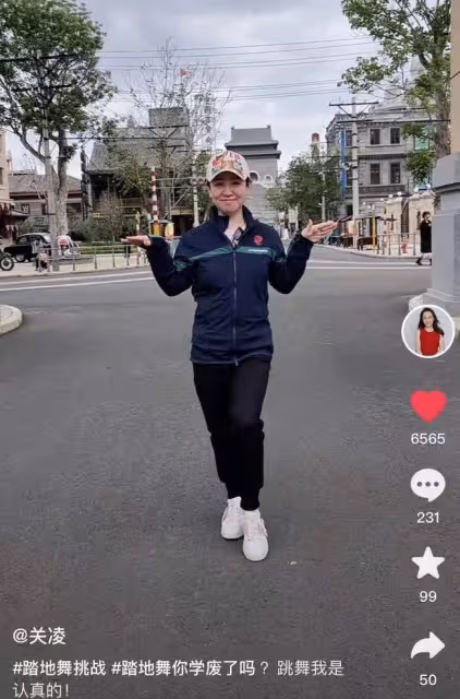 39歲童星關凌引爭議!在北京馬路中間開心熱舞,不戴口罩被批嘚瑟