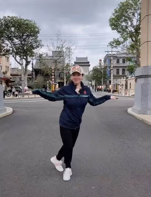 39歲童星關凌引爭議!在北京馬路中間開心熱舞,不戴口罩被批嘚瑟