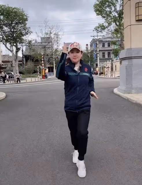 39歲童星關凌引爭議!在北京馬路中間開心熱舞,不戴口罩被批嘚瑟