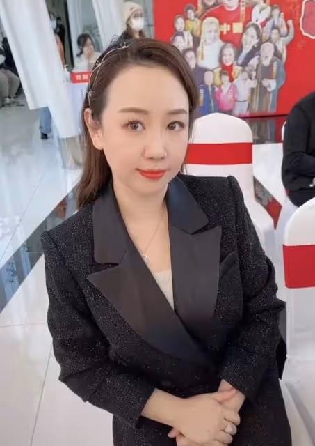 39歲童星關凌引爭議!在北京馬路中間開心熱舞,不戴口罩被批嘚瑟