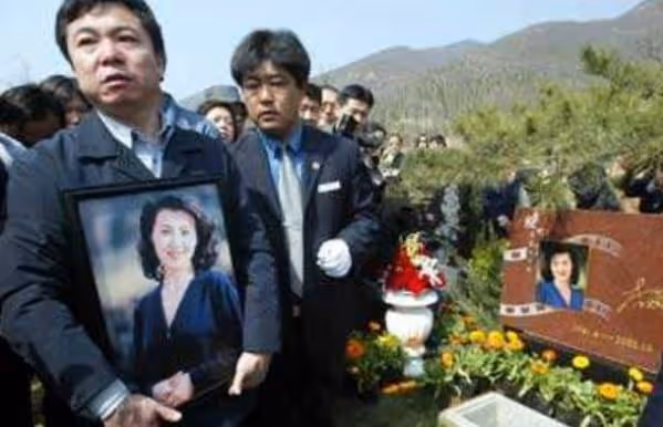 她因癌症去世,留下一個2歲大兒子,成了陳道明終生的痛