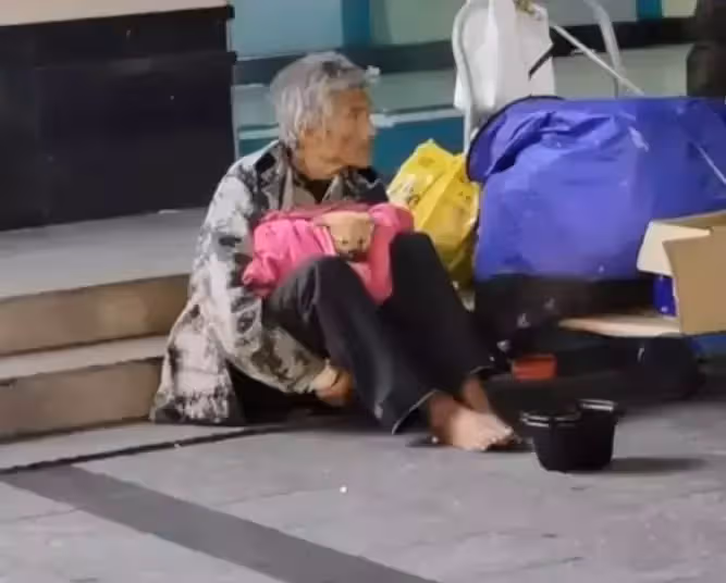 寒冬裡流浪的光腳老人,被凍得瑟瑟發抖,他卻把毯子留給了狗狗:「我是流浪漢,我的狗狗不是流浪狗」