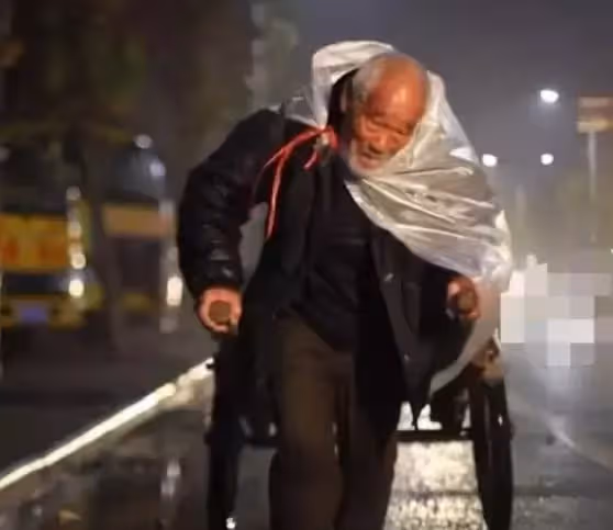 80歲「花生油爺爺」引網友淚目:外孫患自閉症,一人養活一家五口