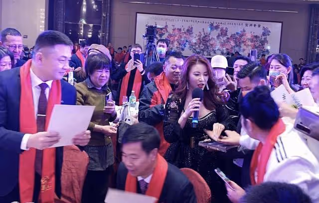 著名港星內地商演撈金,慘遭陌生男子咸豬手,已在廣州買房定居
