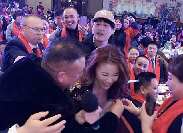 著名港星內地商演撈金,慘遭陌生男子咸豬手,已在廣州買房定居