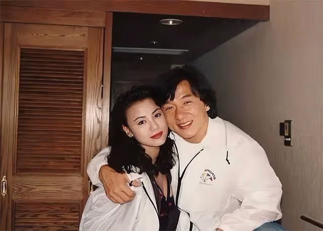 著名港星內地商演撈金,慘遭陌生男子咸豬手,已在廣州買房定居