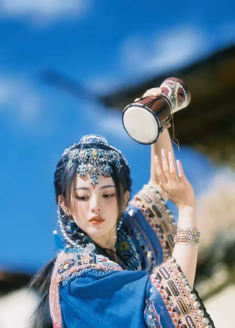 楊超越直播承諾供妹妹上大學,直言讀書很重要,自己初中輟學打工