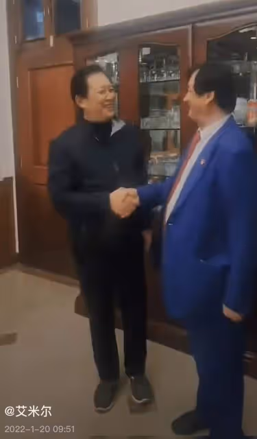 69歲戲骨唐國強罕露面，身材消瘦精神矍鑠，與網紅握手擁抱太親切