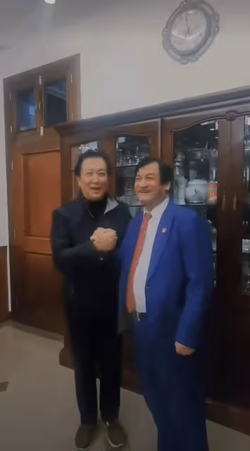 69歲戲骨唐國強罕露面，身材消瘦精神矍鑠，與網紅握手擁抱太親切