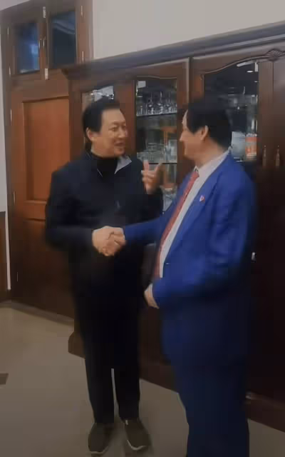 69歲戲骨唐國強罕露面，身材消瘦精神矍鑠，與網紅握手擁抱太親切