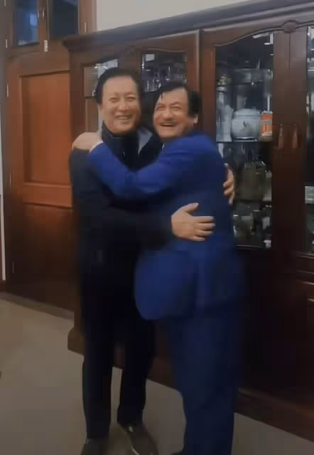 69歲戲骨唐國強罕露面，身材消瘦精神矍鑠，與網紅握手擁抱太親切