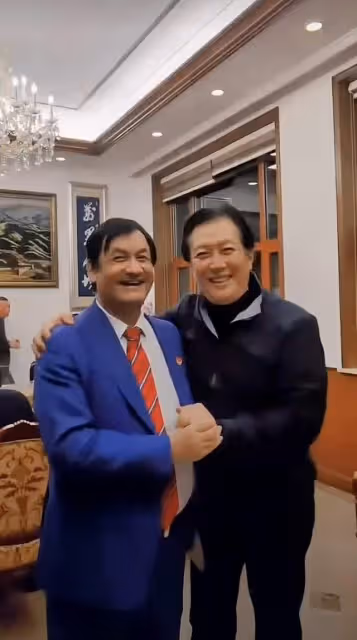 69歲戲骨唐國強罕露面，身材消瘦精神矍鑠，與網紅握手擁抱太親切