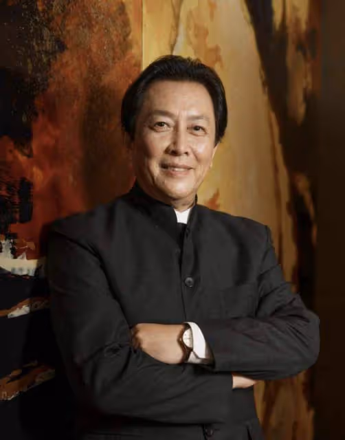 69歲戲骨唐國強罕露面,身材消瘦精神矍鑠,與網紅握手擁抱太親切