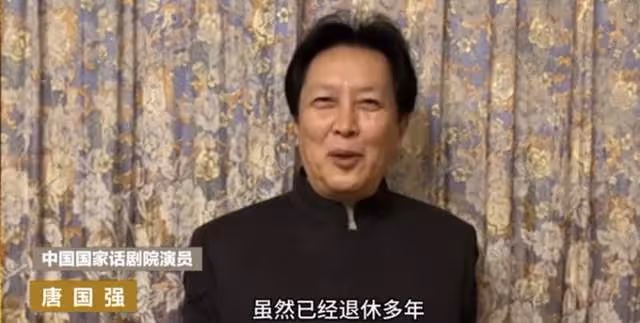 69歲戲骨唐國強罕露面,身材消瘦精神矍鑠,與網紅握手擁抱太親切