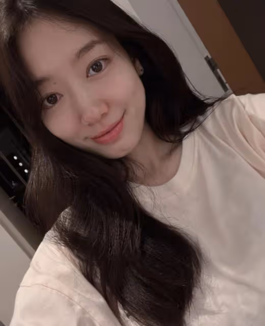 朴信惠婚禮臨近,和金美京相聚,素顏出鏡臉色紅潤不顯孕味