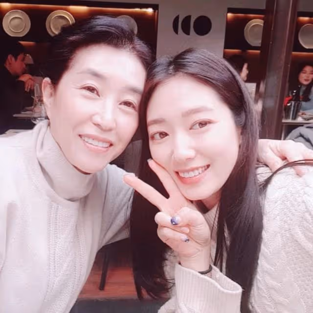 朴信惠婚禮臨近,和金美京相聚,素顏出鏡臉色紅潤不顯孕味