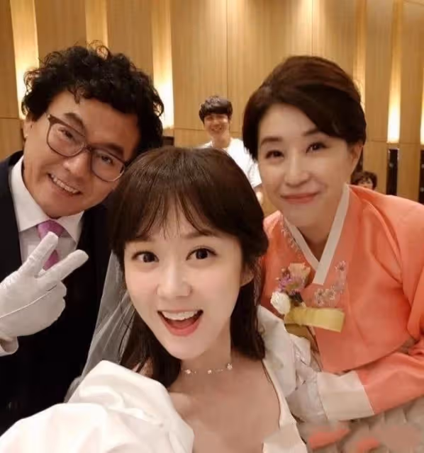 朴信惠婚禮臨近,和金美京相聚,素顏出鏡臉色紅潤不顯孕味