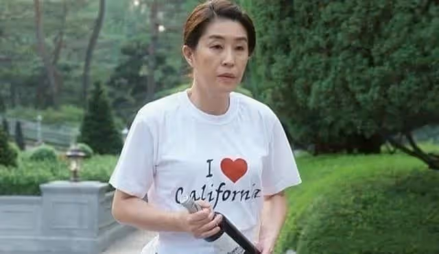 朴信惠婚禮臨近,和金美京相聚,素顏出鏡臉色紅潤不顯孕味