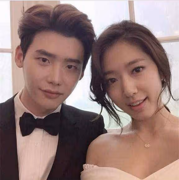 朴信惠婚禮臨近,和金美京相聚,素顏出鏡臉色紅潤不顯孕味