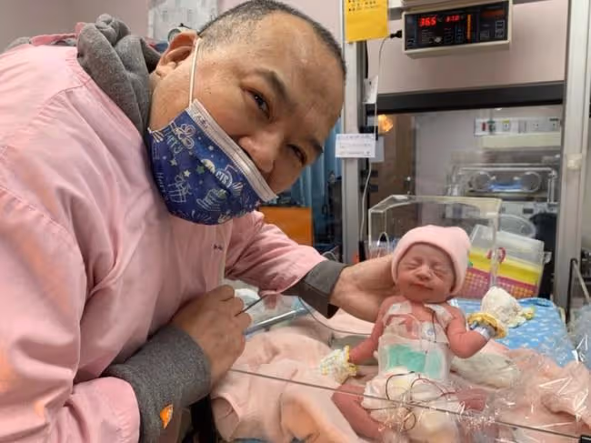 52歲男星宣布當爸!46歲妻子誕下龍鳳胎,患妊娠毒血症提前剖腹
