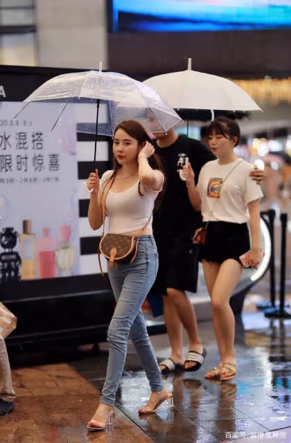 穿「無痕」打底褲的美女，用心挑選和搭配的女生，身材勻稱