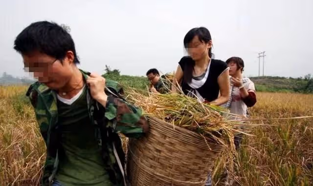 夫妻18年,牽個手都很勉強,女兒說:離婚吧,你們一起我很擔心