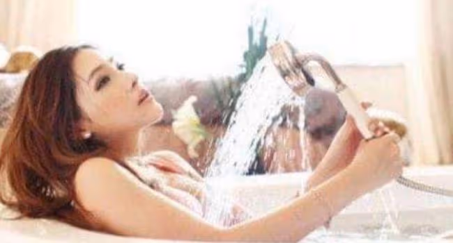 她大我14歲,我一周去2次她家,她老公在二樓,我們在三樓滾床單