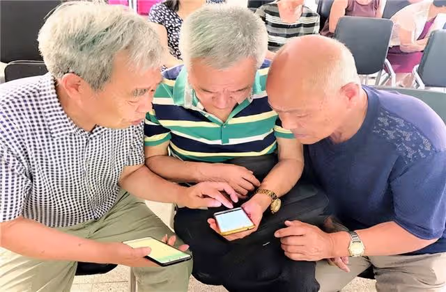 65歲大爺拒絕43歲住家保姆示愛:我雖然老,但不傻,我有自知之明