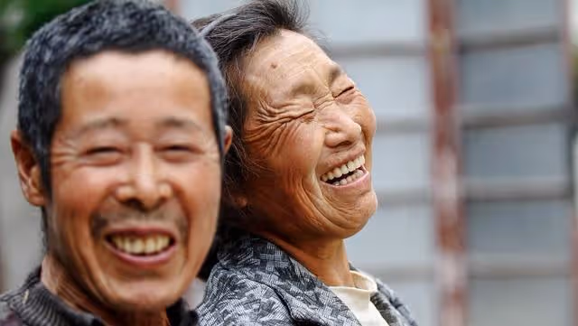 65歲大爺拒絕43歲住家保姆示愛:我雖然老,但不傻,我有自知之明