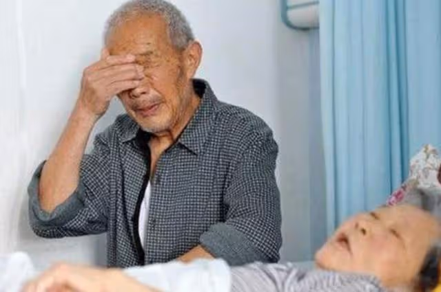 65歲大爺拒絕43歲住家保姆示愛:我雖然老,但不傻,我有自知之明