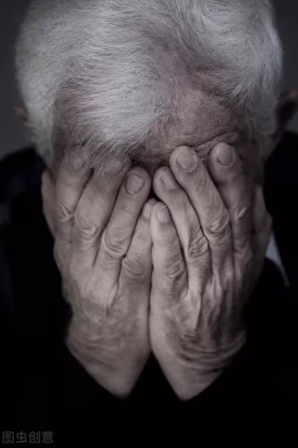 64歲兒子照顧84歲父親8年後哭訴:現在才知老了能依靠的只有錢
