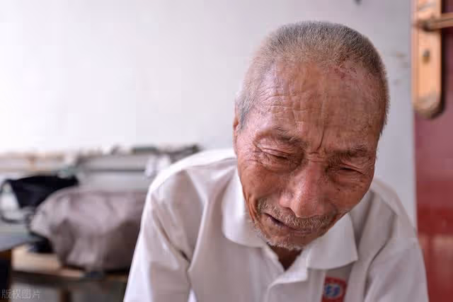 64歲兒子照顧84歲父親8年後哭訴:現在才知老了能依靠的只有錢