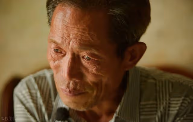 64歲兒子照顧84歲父親8年後哭訴:現在才知老了能依靠的只有錢