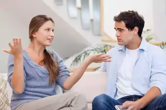 下班回來,妻子非要我拿快遞再回來,我強行進屋後,果斷離婚