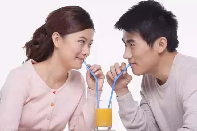 初戀結婚前說想要再見我一面,赴約後我才發現和我見面的是現男友