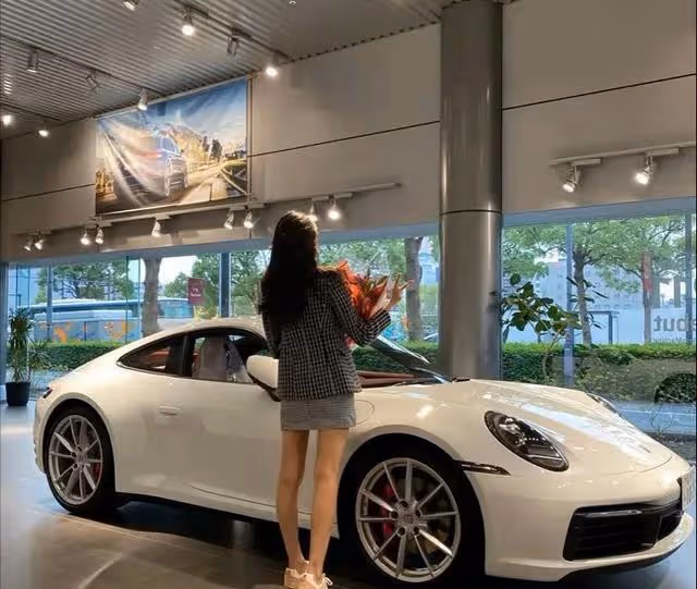 「玲子reiko」:吃生肉不含糊,豪車換著開,她到底是什麼來頭?